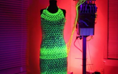 Мода на иднината: неверојатен флуоресцентен фустан
