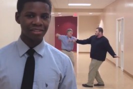 Професори танцуваат позади ученици