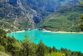 Речен кањон со блескава тиркизна боја