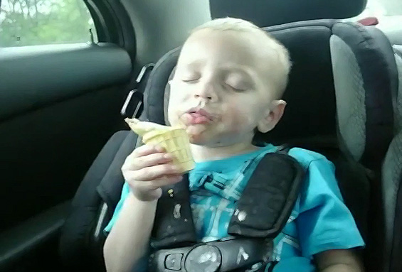 Детенце истовремено спие и јаде сладолед