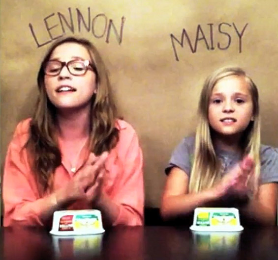 Две сестри ја пеат „Call Your Girlfriend“ и „свират“ со кутии од маргарин