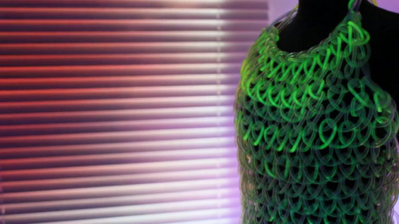 Мода на иднината: неверојатен флуоресцентен фустан