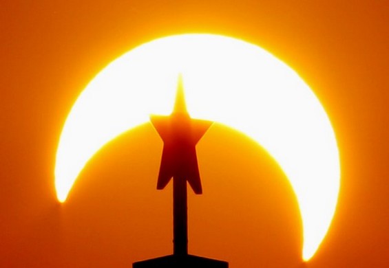 Спектакуларни фотографии од затемнувања на сонцето низ светот