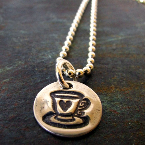 Накит инспириран и изработен од кафе