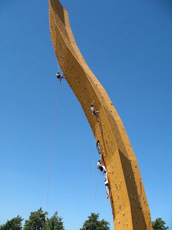 Ескалибур - највисоката вештачка карпа за качување