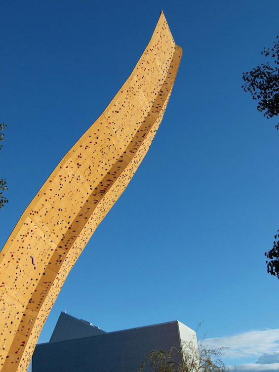 Ескалибур - највисоката вештачка карпа за качување