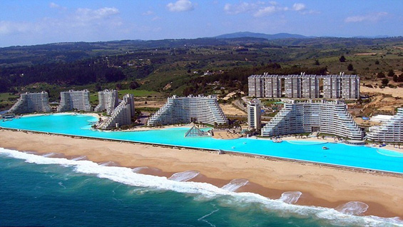 Ви се плива ли во најголемиот базен во светот?
