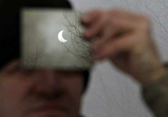 Спектакуларни фотографии од затемнувања на сонцето низ светот