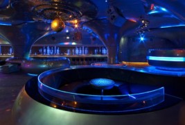 Футуристички ноќен клуб за журки од фантазијата