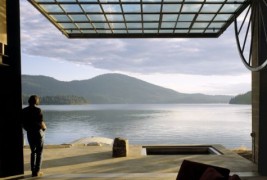 Уникатна вила со поглед на езеро