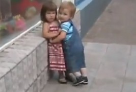 Мало фраерче пробува на сите начини да ја освои симпатијата