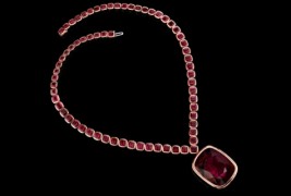 Накитот на Анџелина Џоли