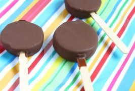 Смрзнати киви на стапче, обложени со чоколадо