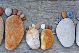 Стапалки составени од камчиња