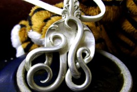 Уникатен накит изработен од стари сребрени виљушки