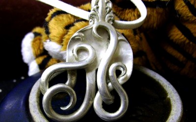Уникатен накит изработен од стари сребрени виљушки