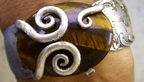 Уникатен накит изработен од стари сребрени виљушки