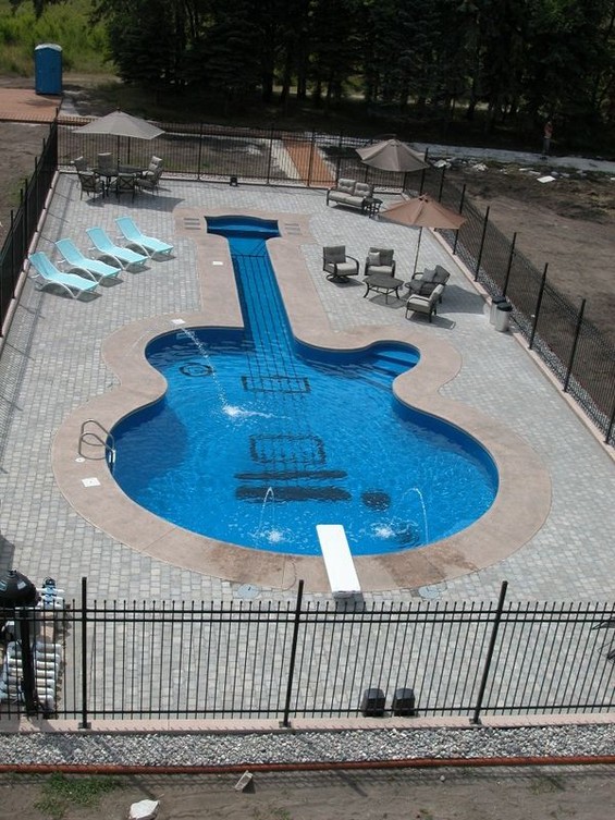 Совршен базен за љубителите на гитарите