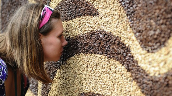 Најголемата слика во светот направена од зрна кафе