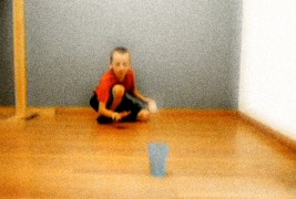 Деветгодишно момче прави неверојатни трикови со пинг-понг топче