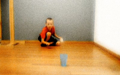 Деветгодишно момче прави неверојатни трикови со пинг-понг топче