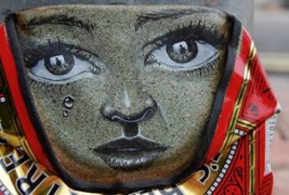 Артист црта фацички на празни лименки најдени на улица