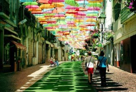 Шарени чадорчиња кои волшебно лебдат во воздух