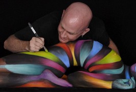 Сликар црта на голи женски тела. Блазе си му!