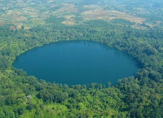 Прекрасни и мистериозни езера кои се формирале во кратери