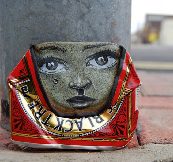 Артист црта фацички на празни лименки најдени на улица