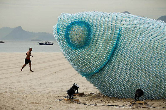 Прекрасни огромни риби од пластични шишиња