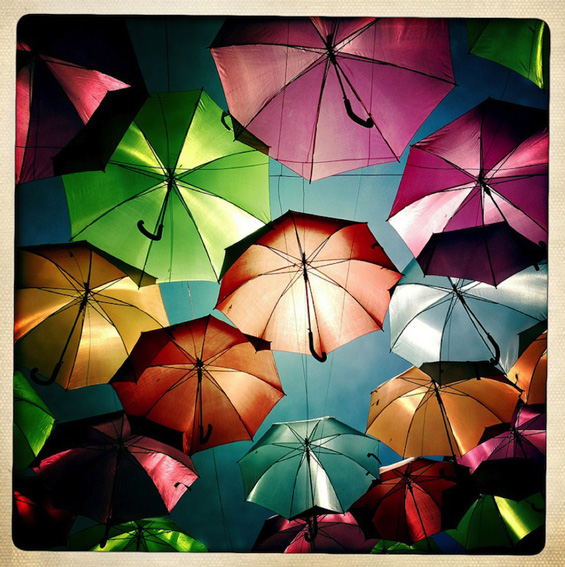 Шарени чадорчиња кои волшебно лебдат во воздух