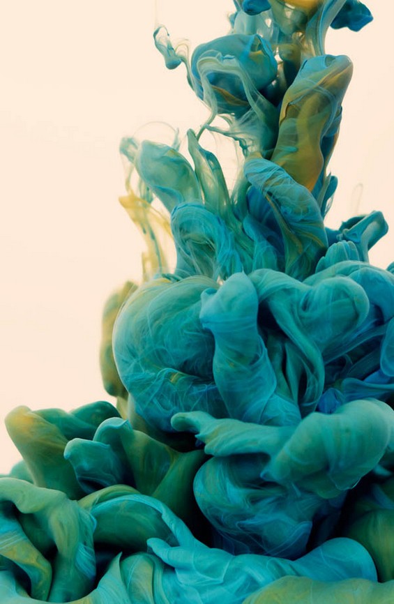 Неверојатни булки од мастило фотографирани под вода