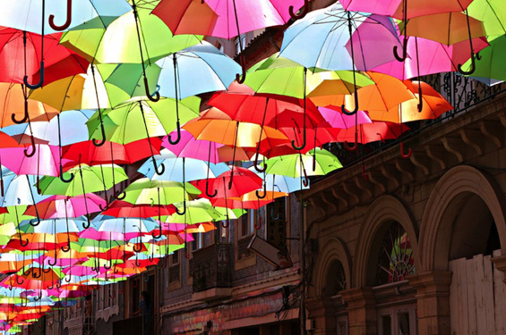 Шарени чадорчиња кои волшебно лебдат во воздух