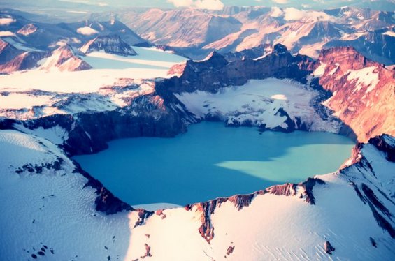 Прекрасни и мистериозни езера кои се формирале во кратери