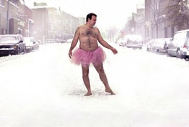 Маж носи розово фустанче за да ѝ помогне на неговата жена болна од рак