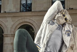 Скулптури облечени според последните трендови