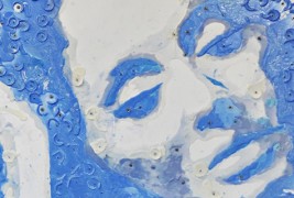 Артистка ја „наслика“ страсната Адел со разгорени свеќи