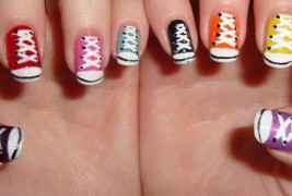 Како да ги дизајнирате ноктите со изглед на култните патики Старки?