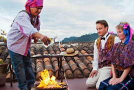 Заљубен пар се венчал на 22 различни локации од светот