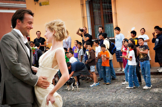Заљубен пар се венчал на 22 различни локации од светот