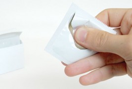 Кондом кој се отвора само со една рака