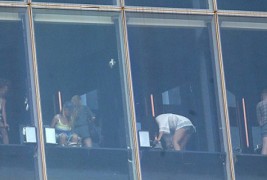 Тоалет со стаклени ѕидови преку кои може да ве види цел свет