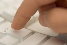 Зошто сите сме зависни од СМС-пораки, Фејсбук, Твитер и Гугл?