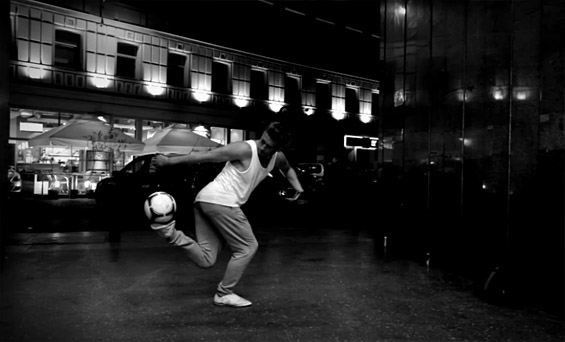 Неверојатен артистички танц со фудбалска топка