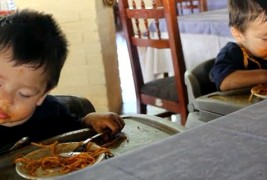 Двегодишни близначиња заспиваат јадејќи шпагети со болоњезе сос