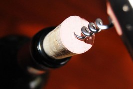 Како да отворите вино со тапа доколку немате отворач?