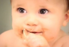 Како реагираат дечиња кои прв пат јадат сладолед?