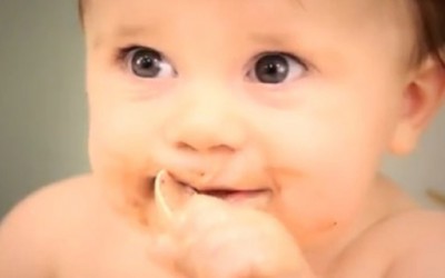 Како реагираат дечиња кои прв пат јадат сладолед?