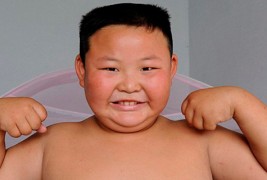 Седумгодишно дете влече автомобил без мака